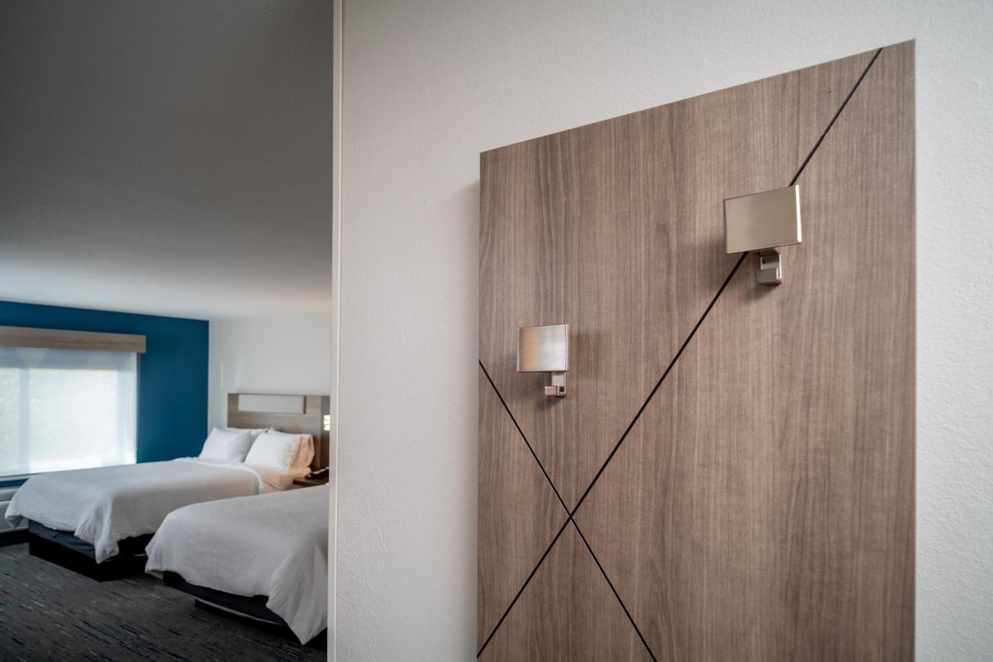 Holiday Inn Express & Suites Fairmont By Ihg Eksteriør bilde