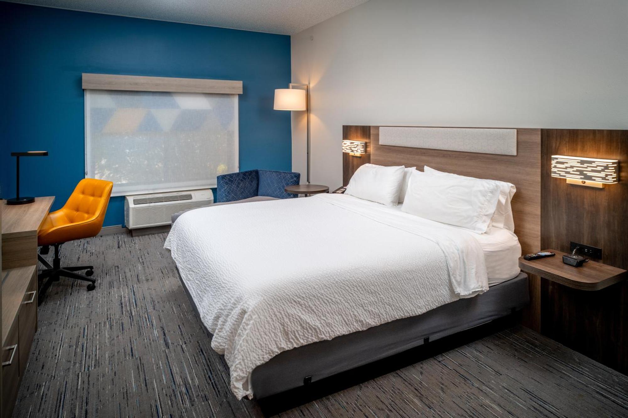 Holiday Inn Express & Suites Fairmont By Ihg Eksteriør bilde
