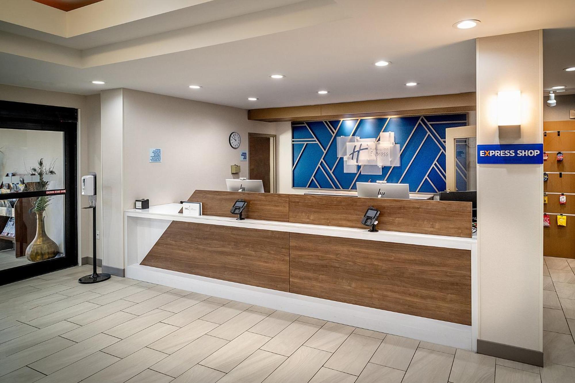 Holiday Inn Express & Suites Fairmont By Ihg Eksteriør bilde