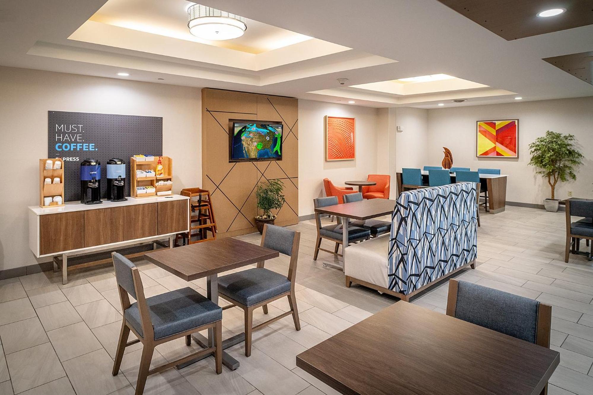 Holiday Inn Express & Suites Fairmont By Ihg Eksteriør bilde