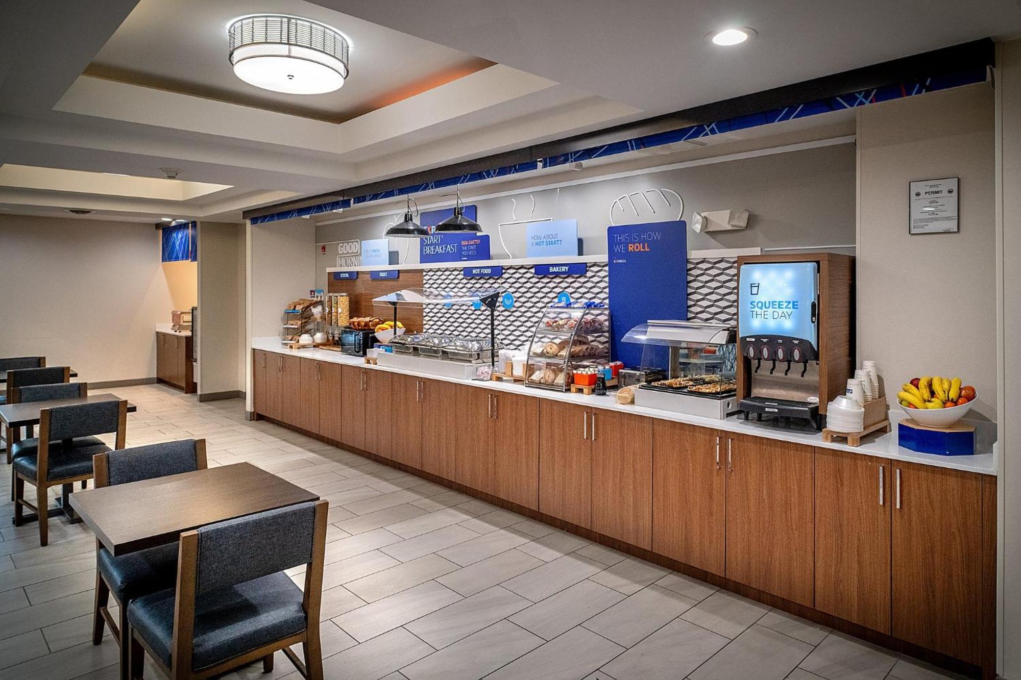 Holiday Inn Express & Suites Fairmont By Ihg Eksteriør bilde