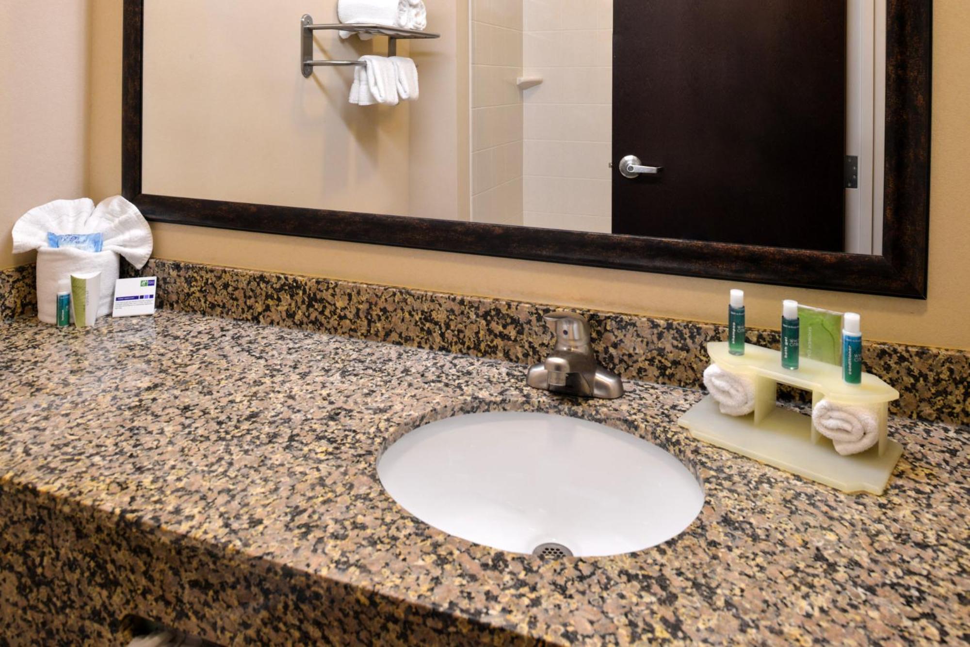 Holiday Inn Express & Suites Fairmont By Ihg Eksteriør bilde
