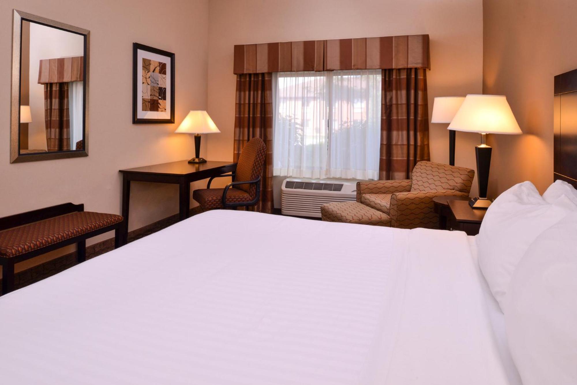 Holiday Inn Express & Suites Fairmont By Ihg Eksteriør bilde