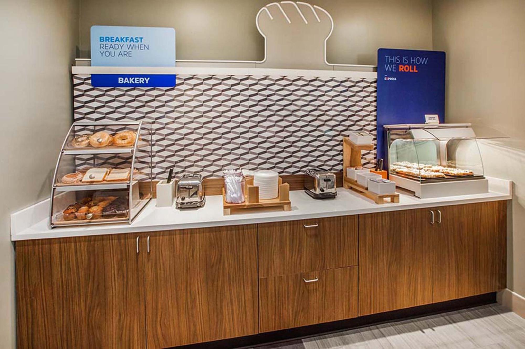 Holiday Inn Express & Suites Fairmont By Ihg Eksteriør bilde