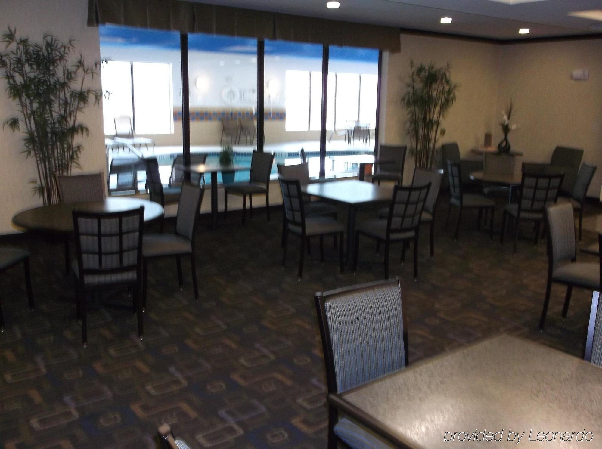 Holiday Inn Express & Suites Fairmont By Ihg Eksteriør bilde