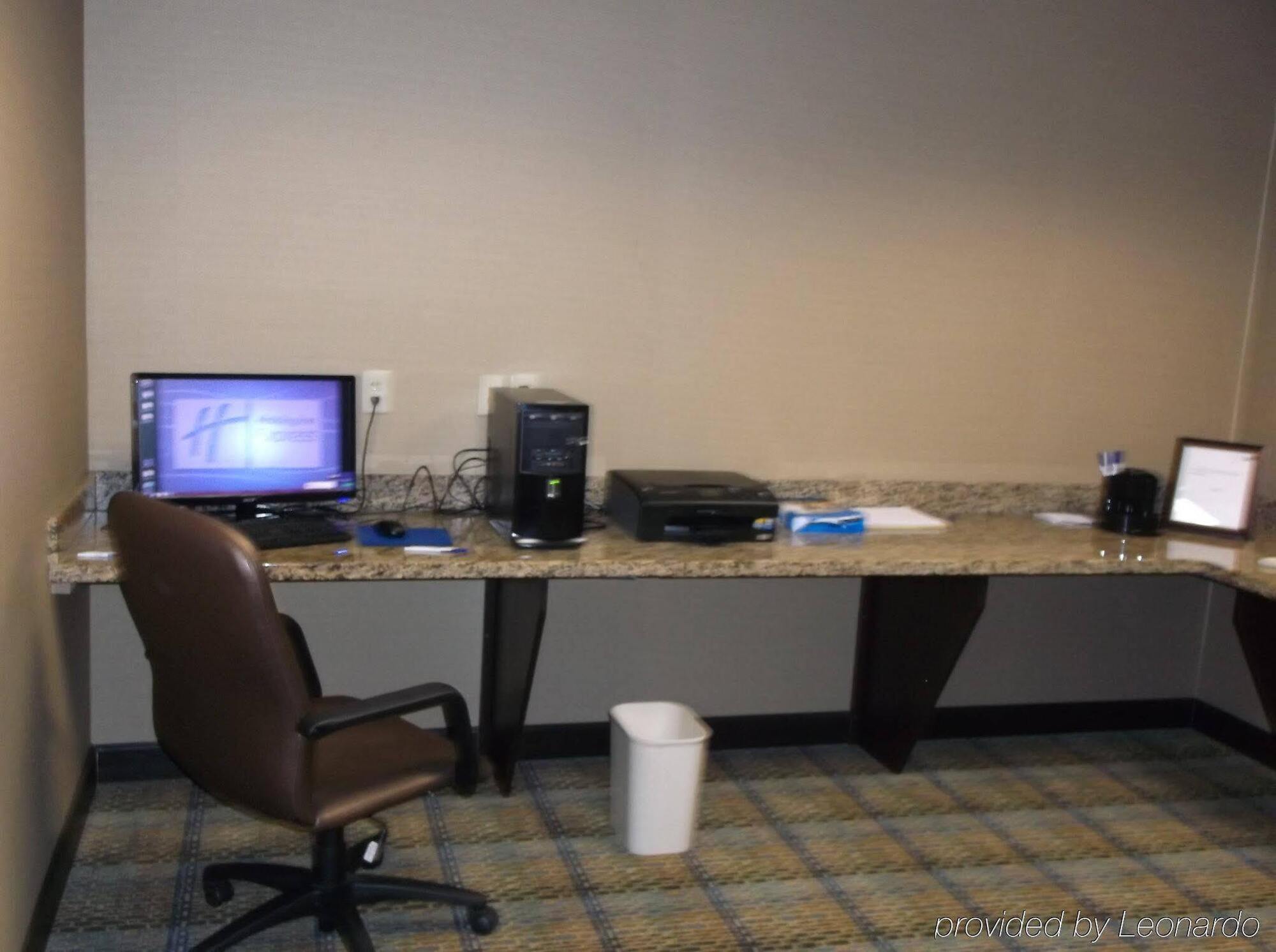 Holiday Inn Express & Suites Fairmont By Ihg Eksteriør bilde